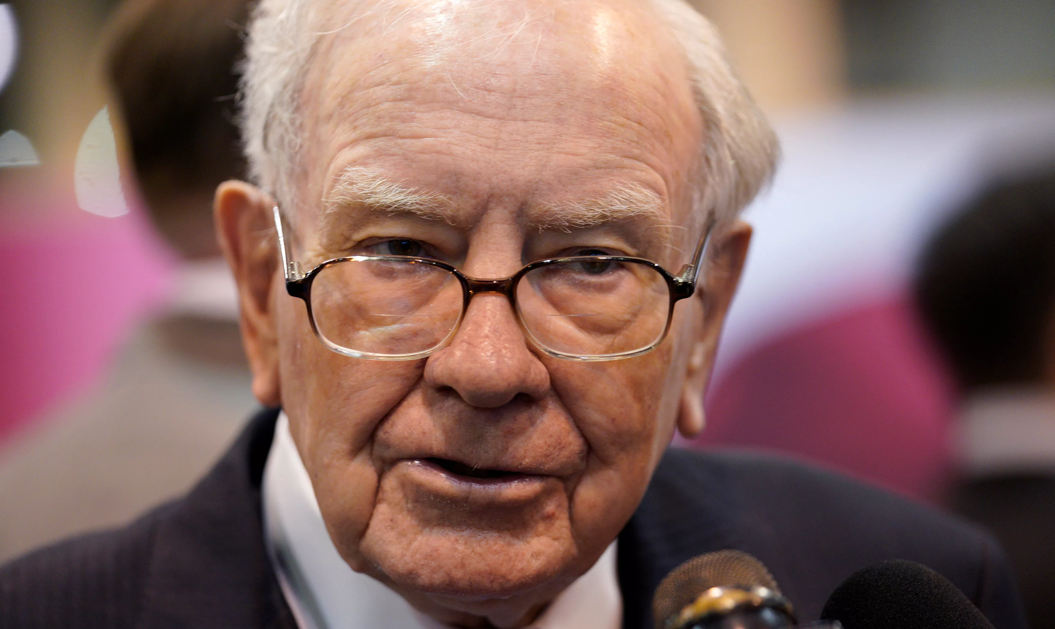 Warren Buffett deixa de doar para fundação de Bill Gates após revelações sobre ligação com Jeffrey Epstein