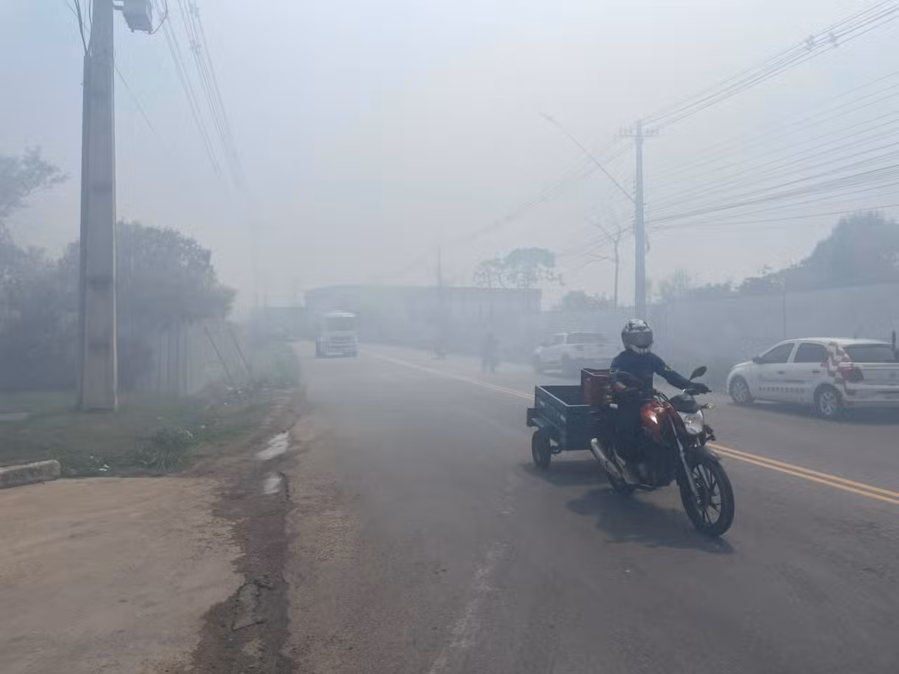 Fumaça de incêndio em área com lixão se espalha por Manaus e órgão ambiental alerta para riscos à saúde