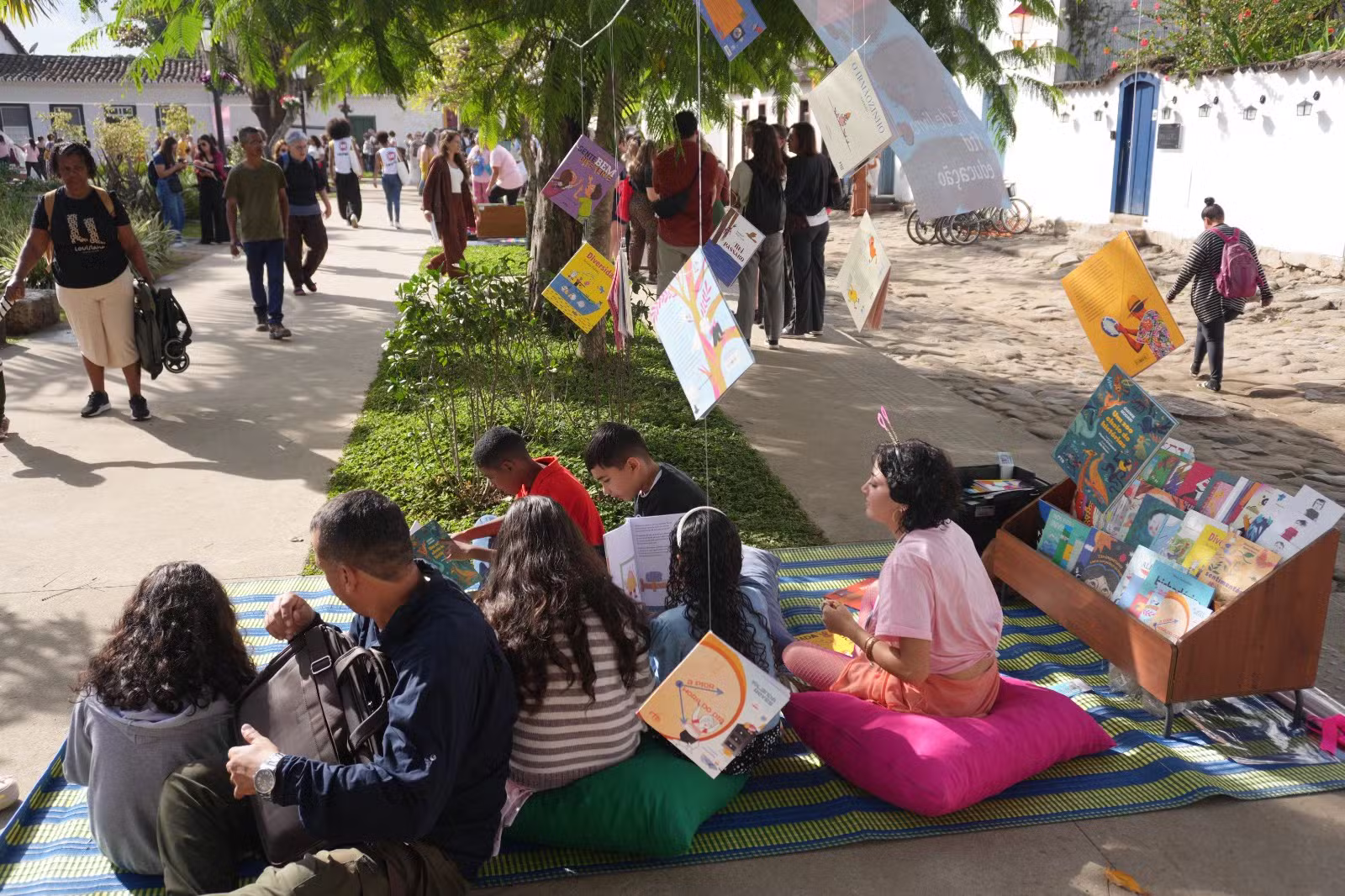 Flip 2026: 'Pés de Livro' convida público a colher histórias em Paraty