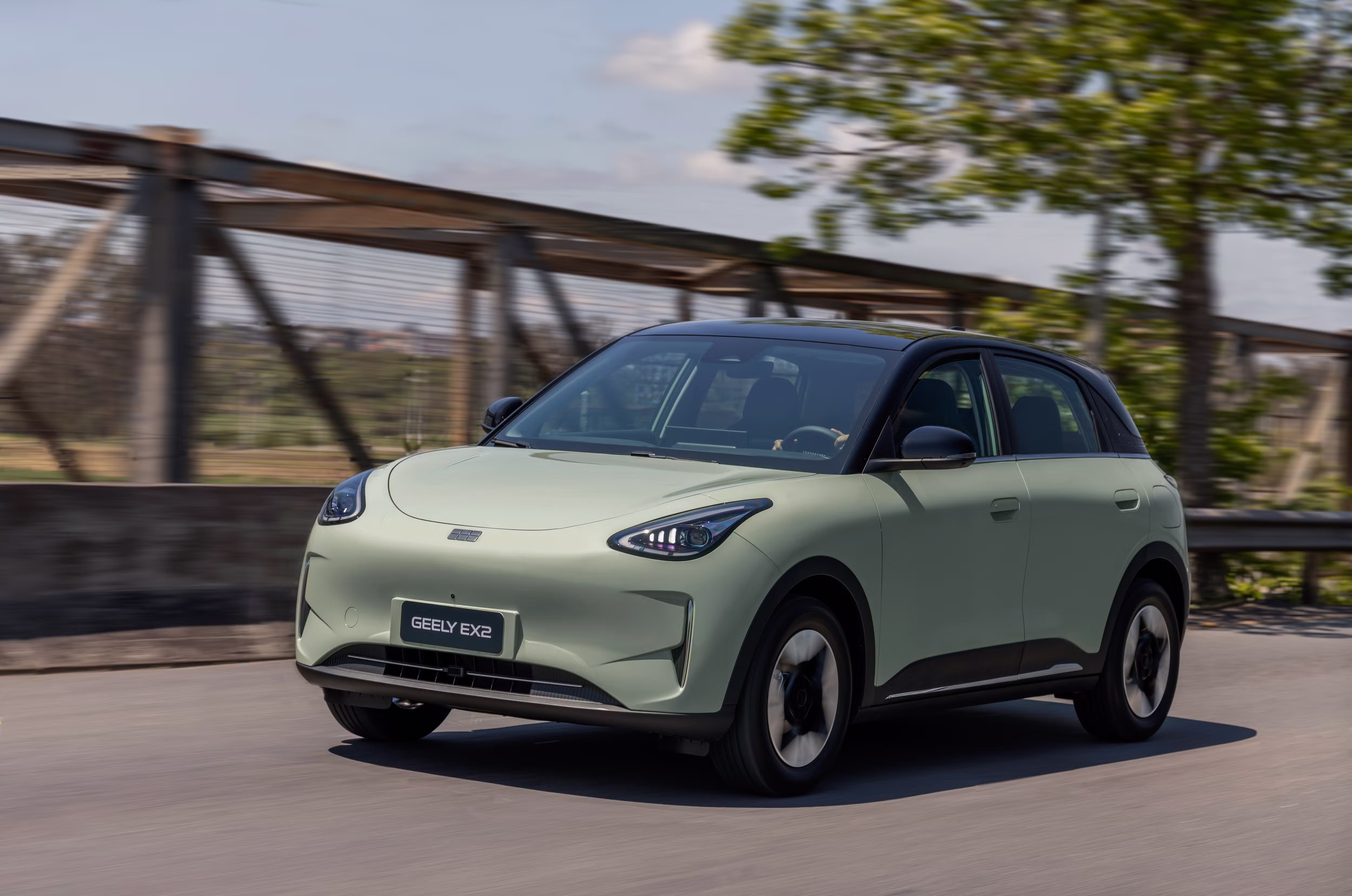 Geely EX2 é bom de dirigir e barato de manter, mas precisa corrigir 7 deslizes; VÍDEO