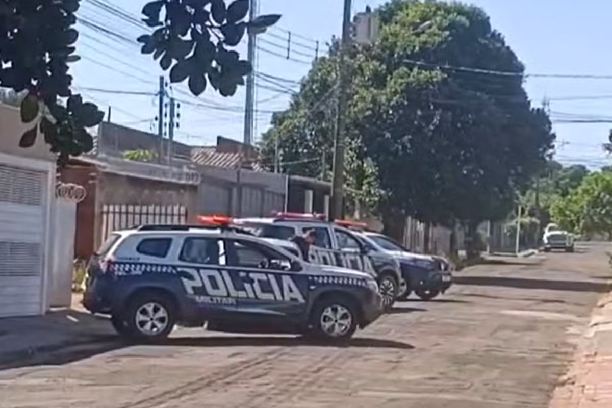 Homem é preso após tentar matar esposa e fugir com filho bebê em MS