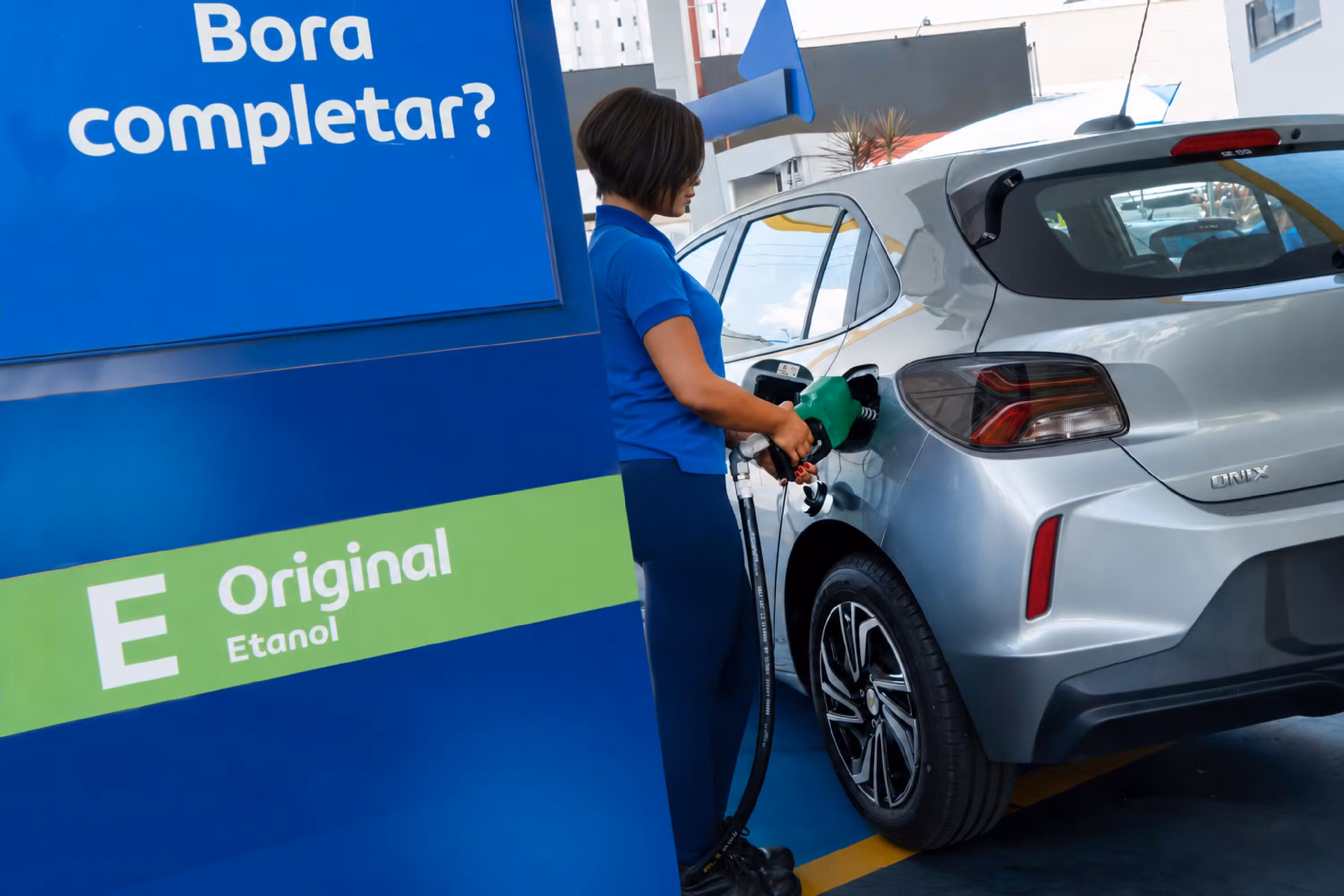 Etanol do posto pode receber corante verde e gosto amargo para não ser usado em bebidas falsas