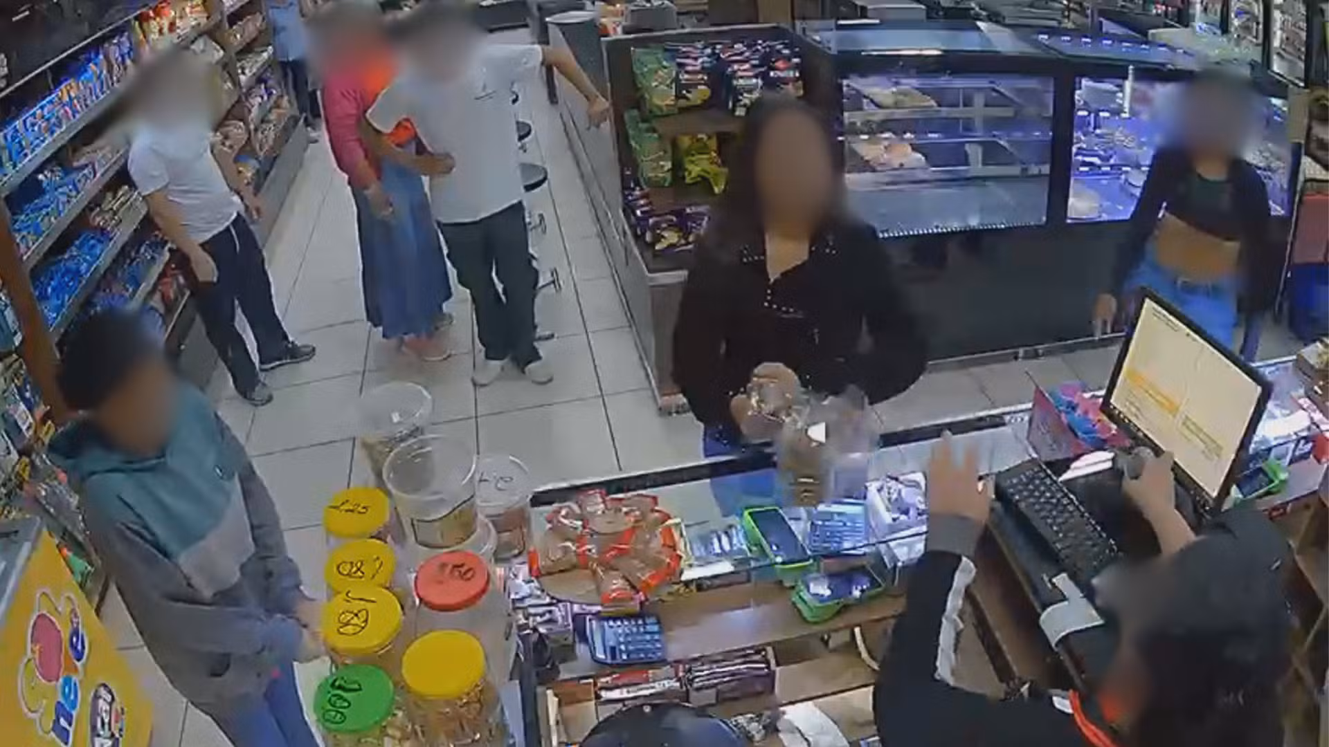 Funcionária de padaria denuncia ter sido agredida por clientes na Grande BH; veja vídeo