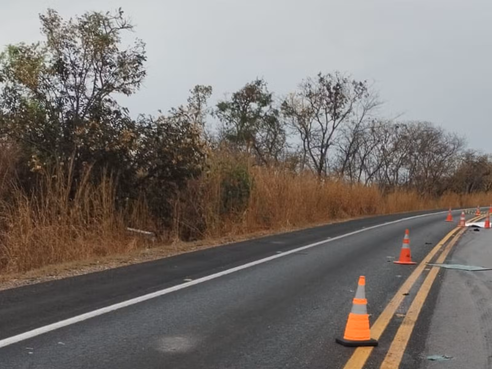 Adolescente morre após carro bater em carreta durante ultrapassagem na BR