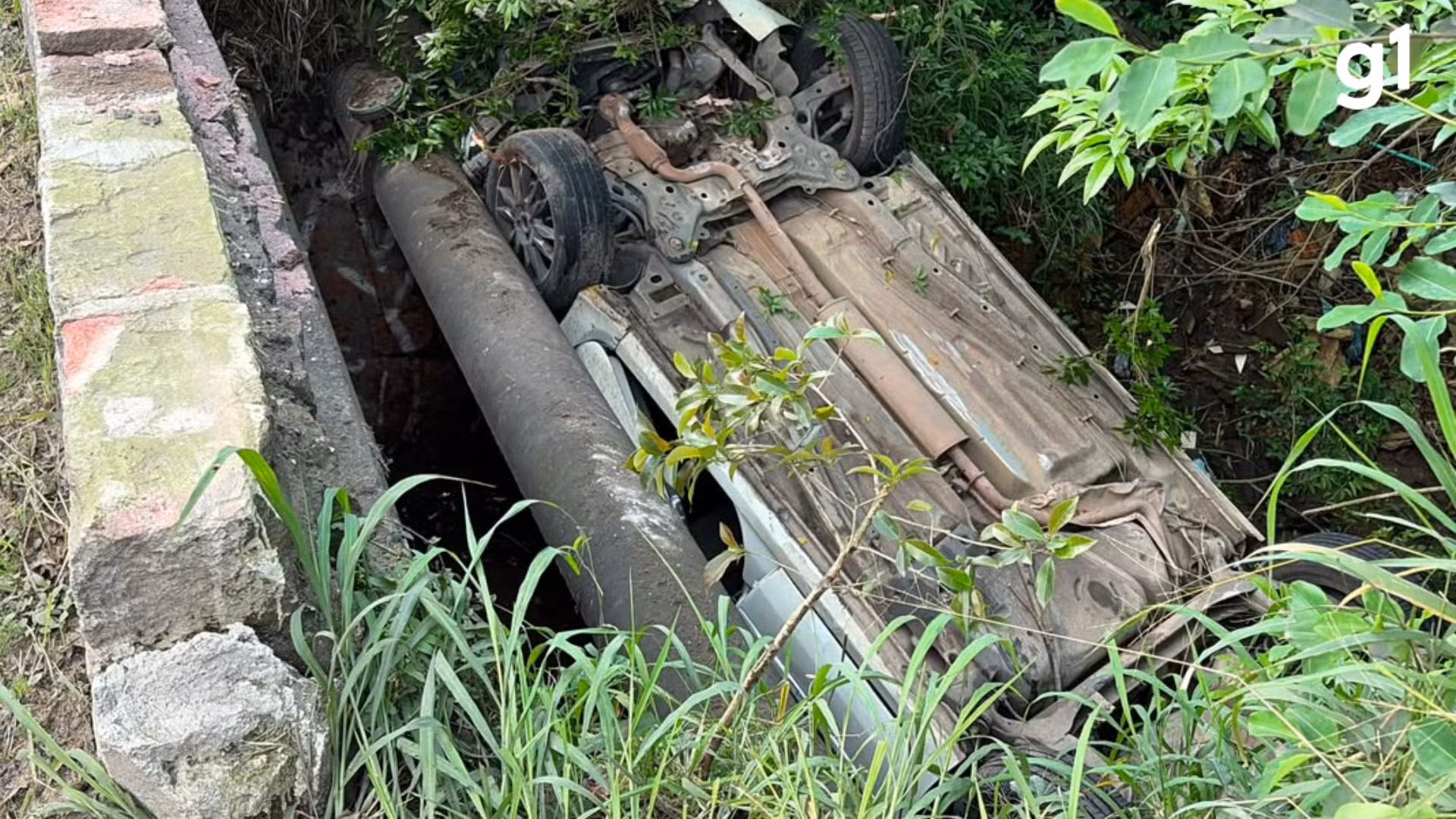 Carro avança sobre mureta e cai em valão na Zona Sul de Porto Alegre