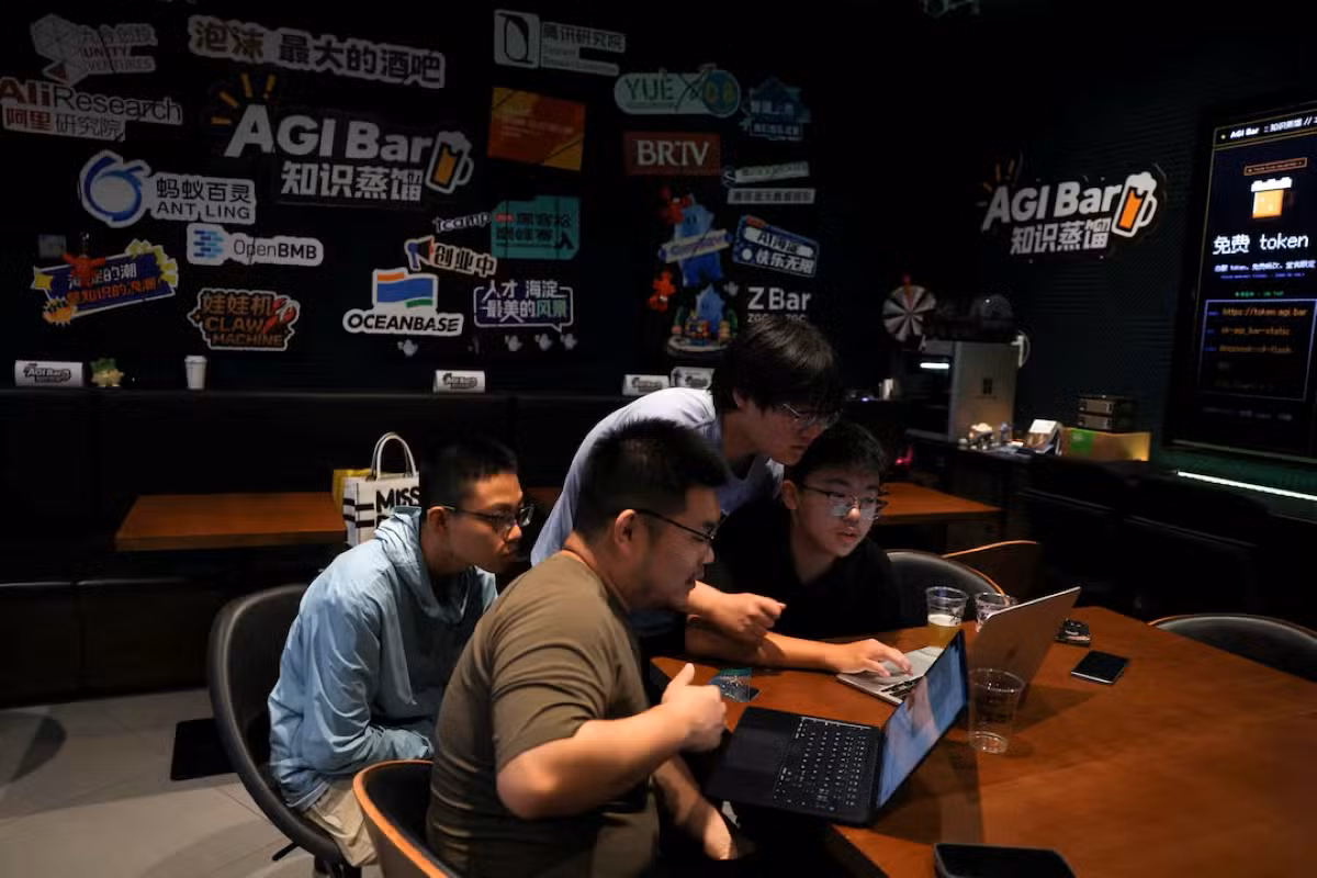 Cerveja, DeepSeek e robôs: conheça o bar que virou ponto de encontro da turma da IA na China