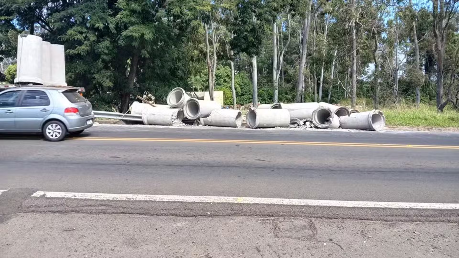 Carga de tubos de concreto cai de carreta em rodovia de Presidente Prudente