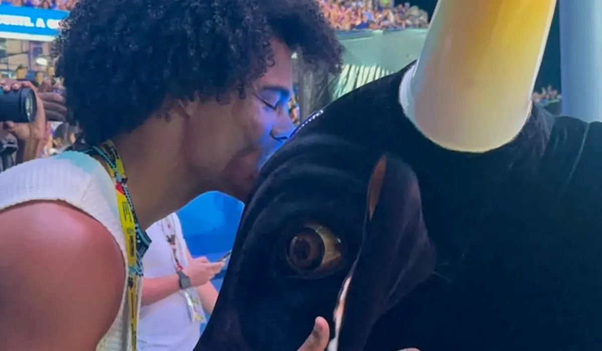 Boi Caprichoso evolui para ex-BBB Breno Corã na 2º noite do Festival de Parintins 2026; VÍDEO