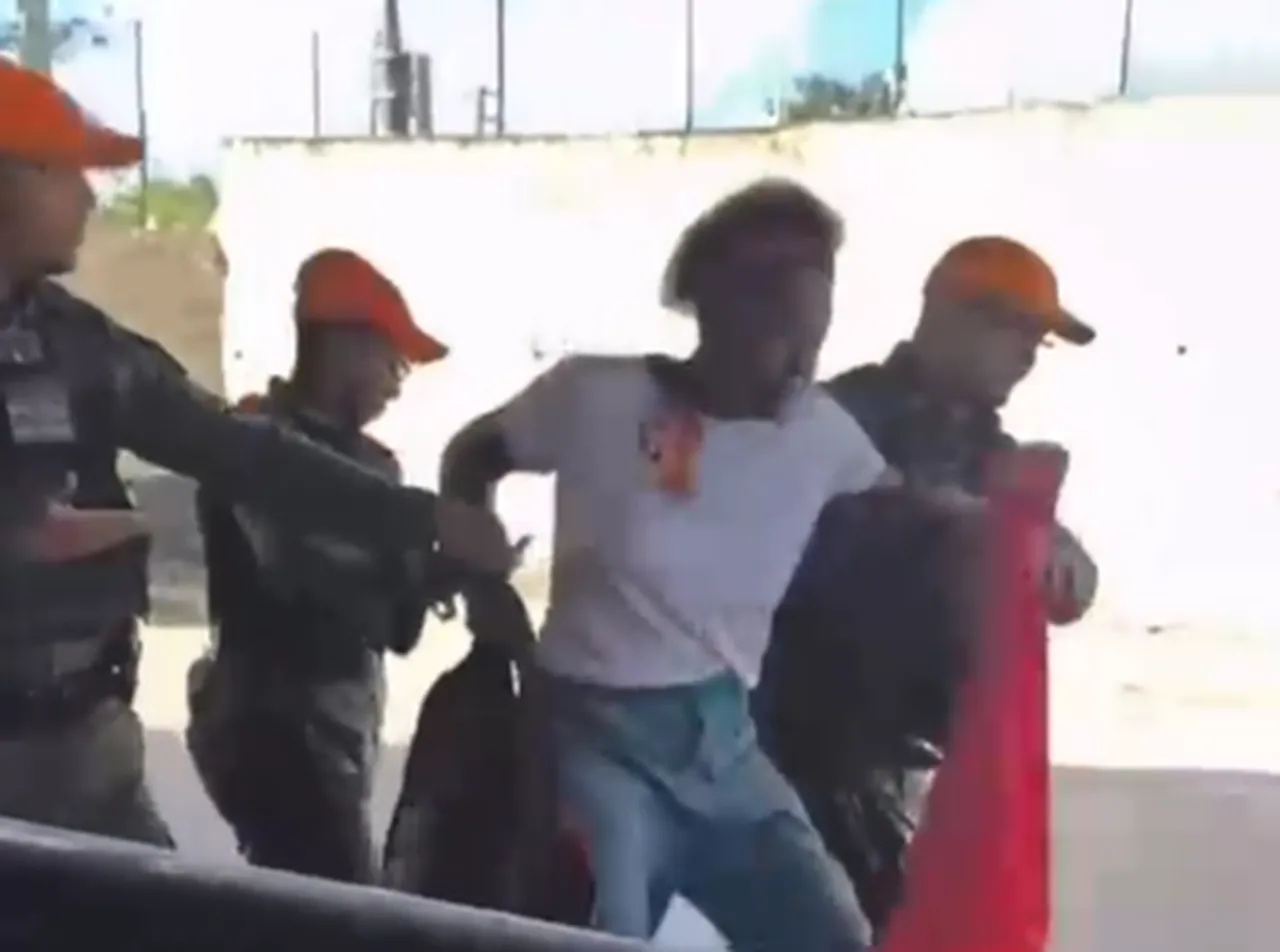 Tumulto em ônibus no Recife termina com passageira presa em flagrante por desacato e desobediência