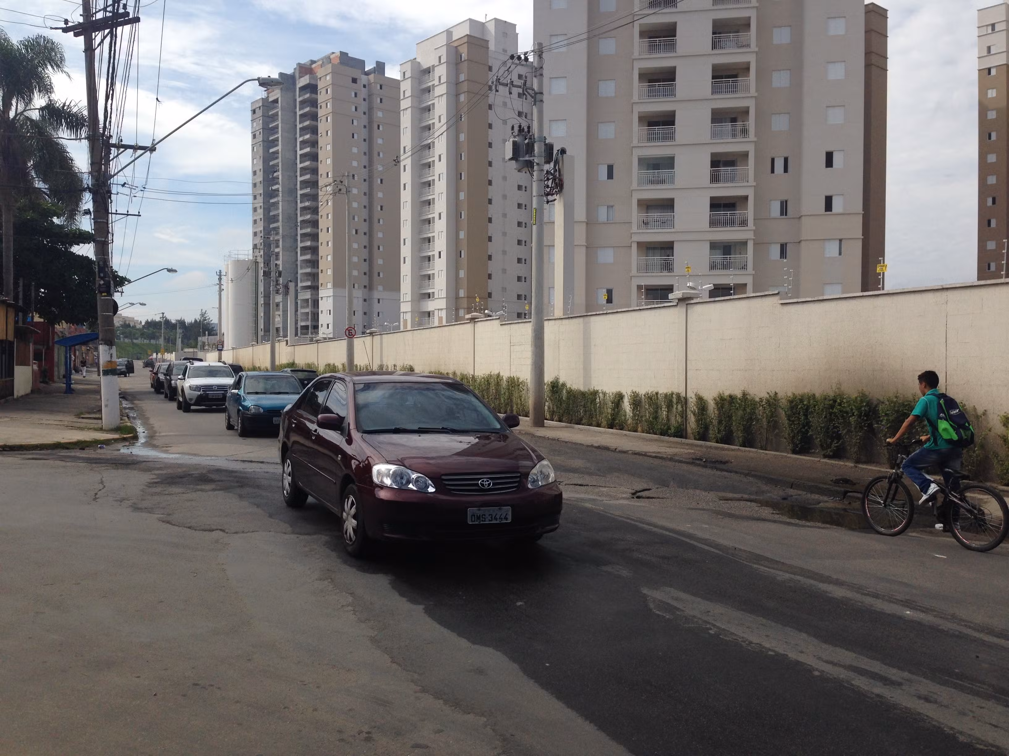 Carro bate contra muro e deixa três pessoas feridas em Mogi das Cruzes