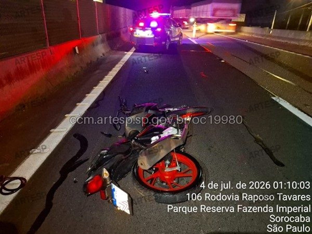Motociclista morre após carro mudar de faixa e atingir moto