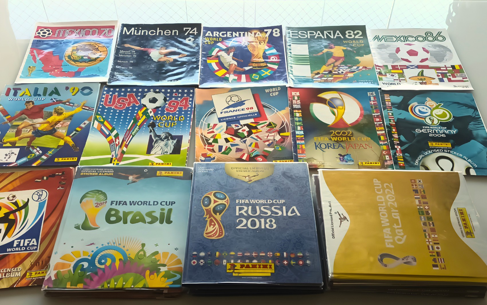 Professor coleciona cards e álbuns históricos da Copa do Mundo
