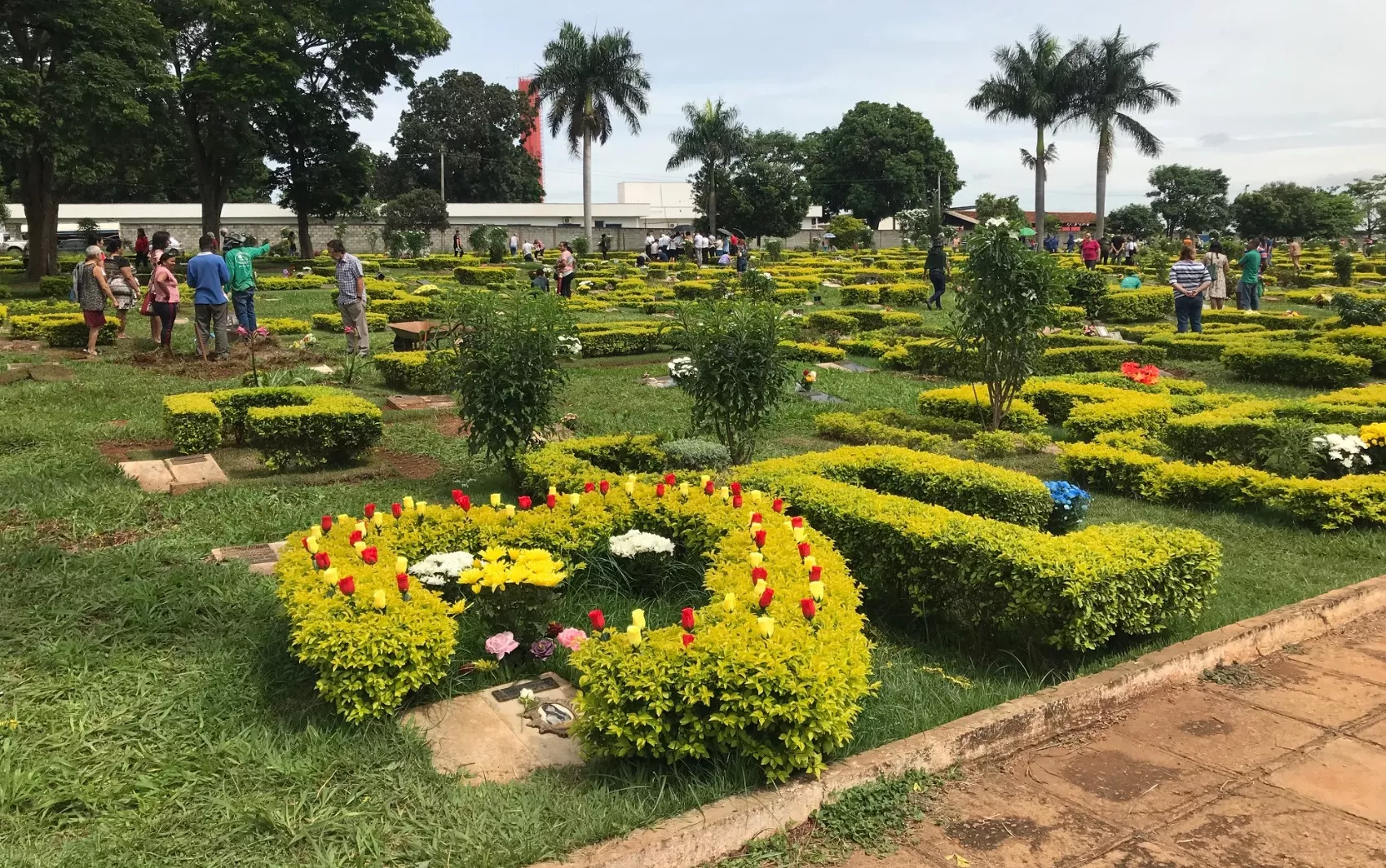 Dia do Servidor e Finados: veja o que abre e o que fecha em Goiás