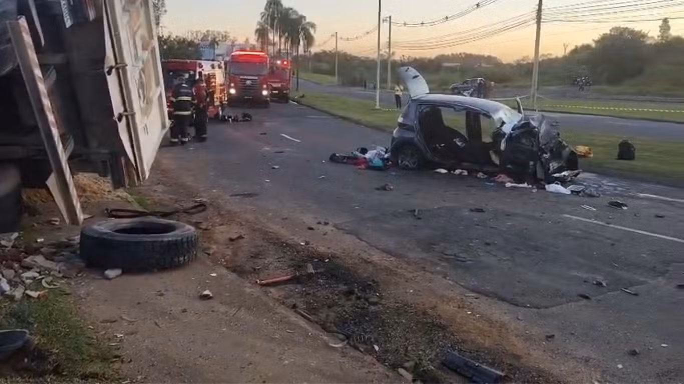 Caminhão atravessa canteiro central, bate em carro e deixa quatro pessoas feridas em Indaiatuba