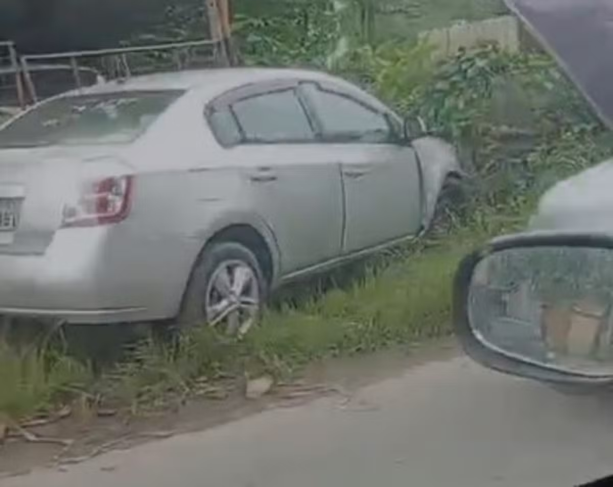 Carro bate contra muro e deixa jovem ferido em Volta Redonda