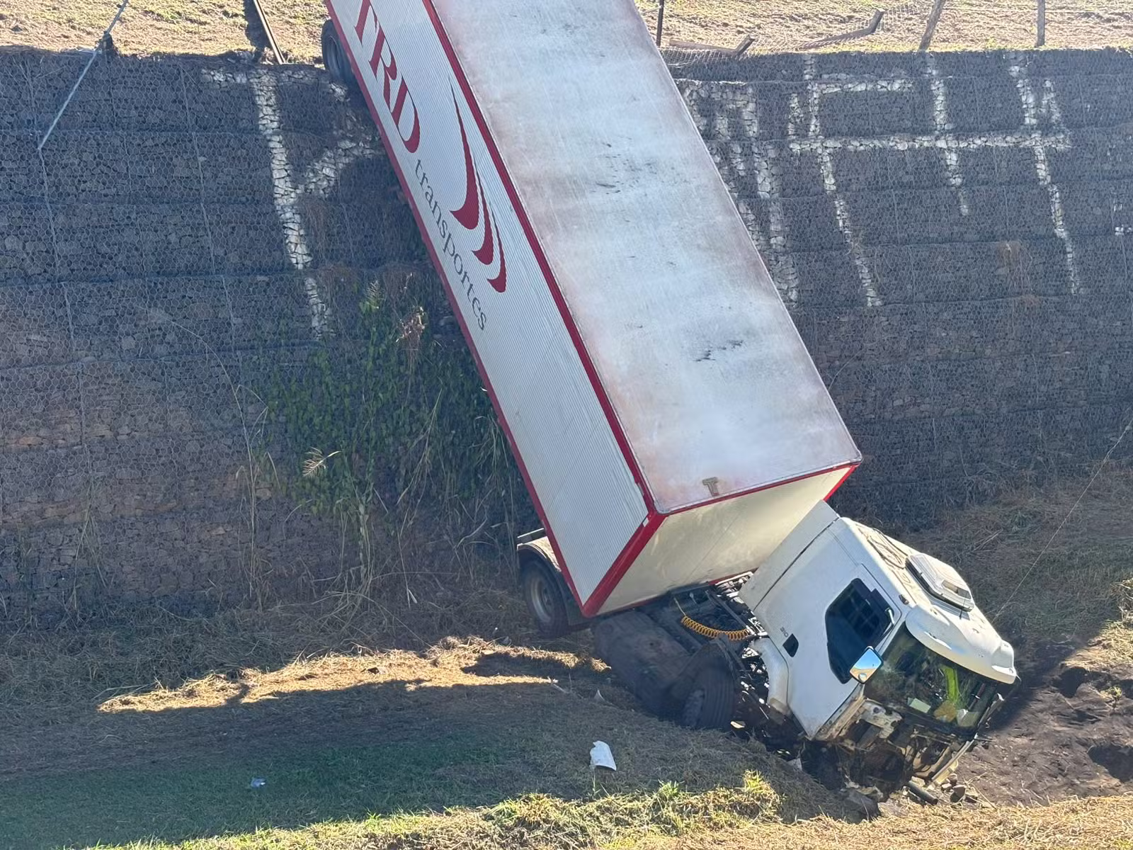 Carreta despenca de barranco em rodovia de Salto
