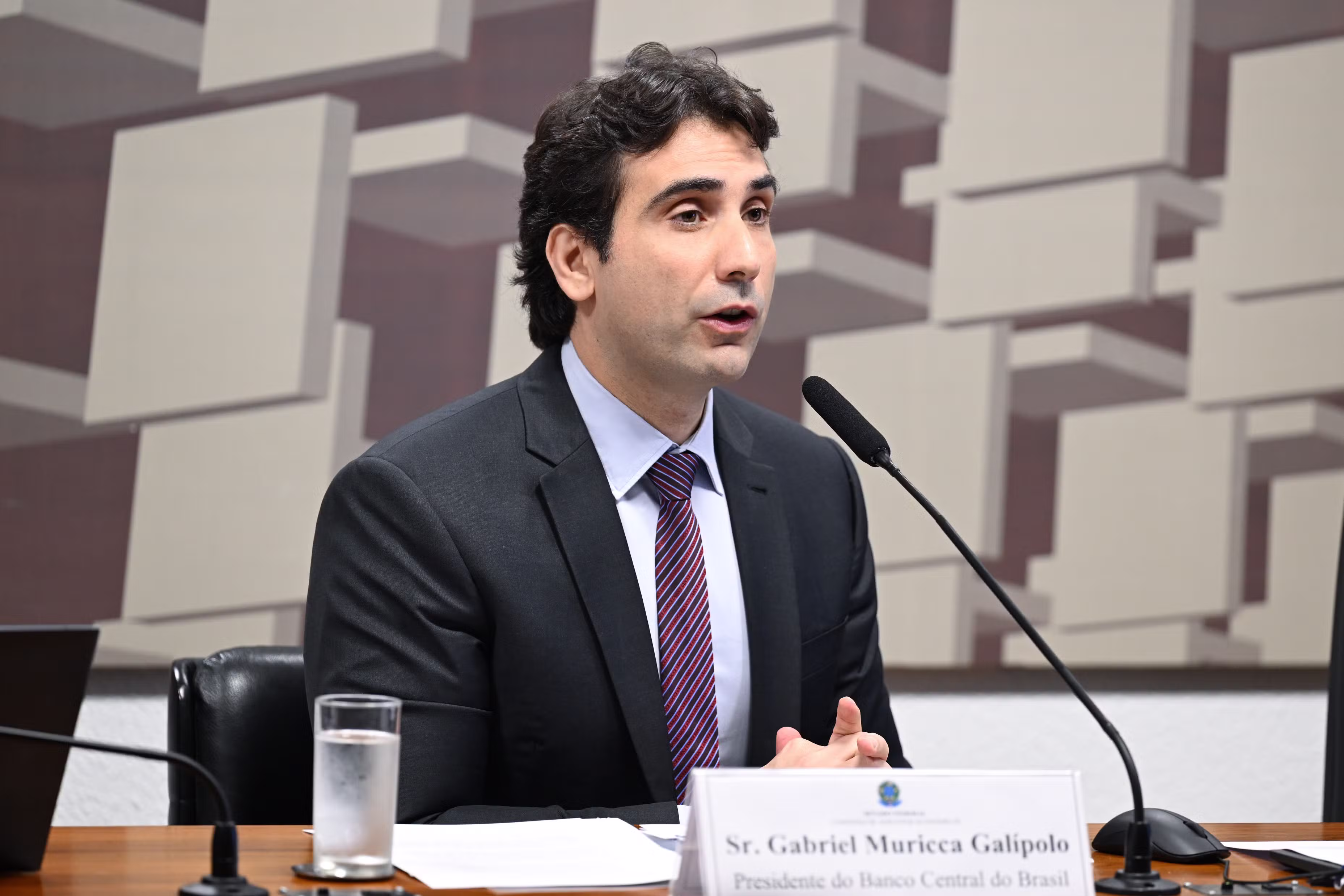 Galípolo assume falha na comunicação do Copom, mas diz que papel do BC não é gerar consenso no mercado