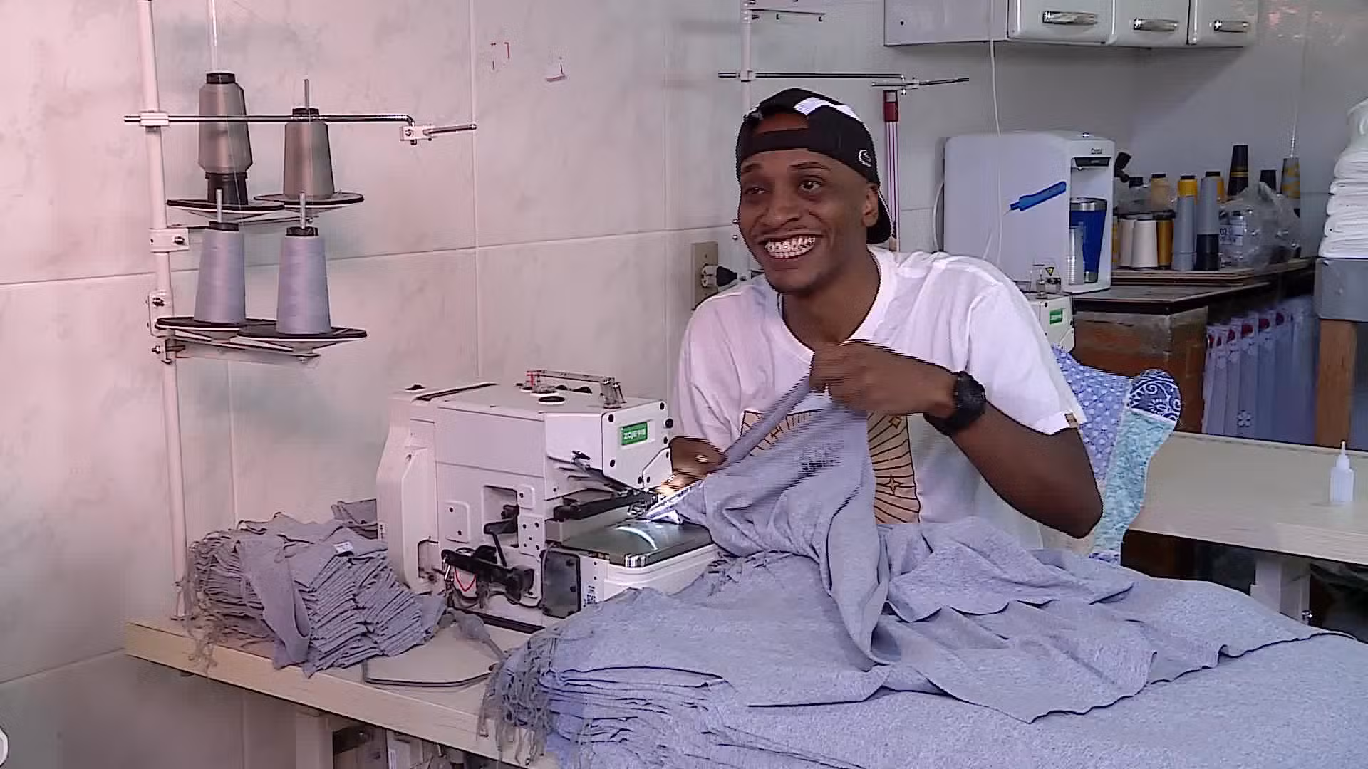 Costurando o futuro: Detento transforma aprendizado adquirido no presídio em confecção própria