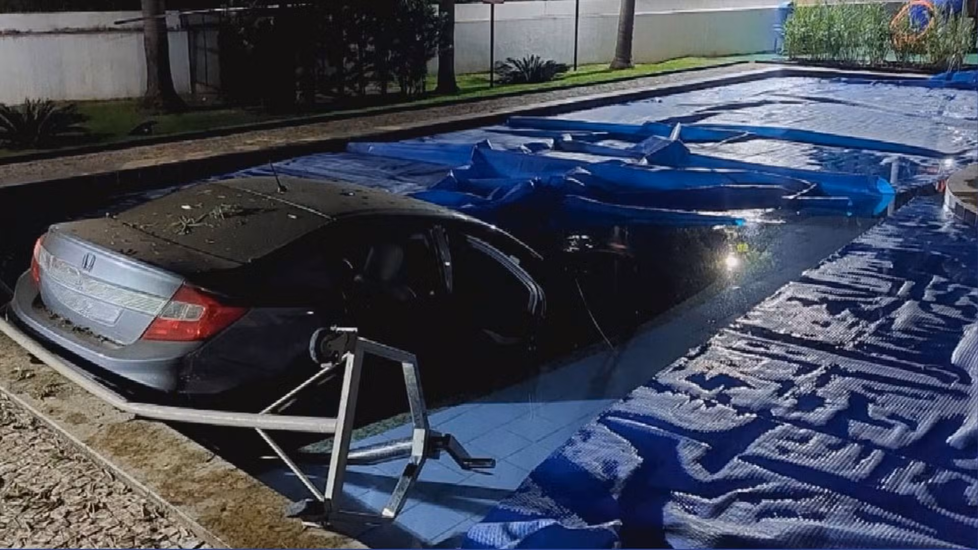 Motorista sem CNH invade condomínio e carro vai parar dentro da piscina, em Goiânia