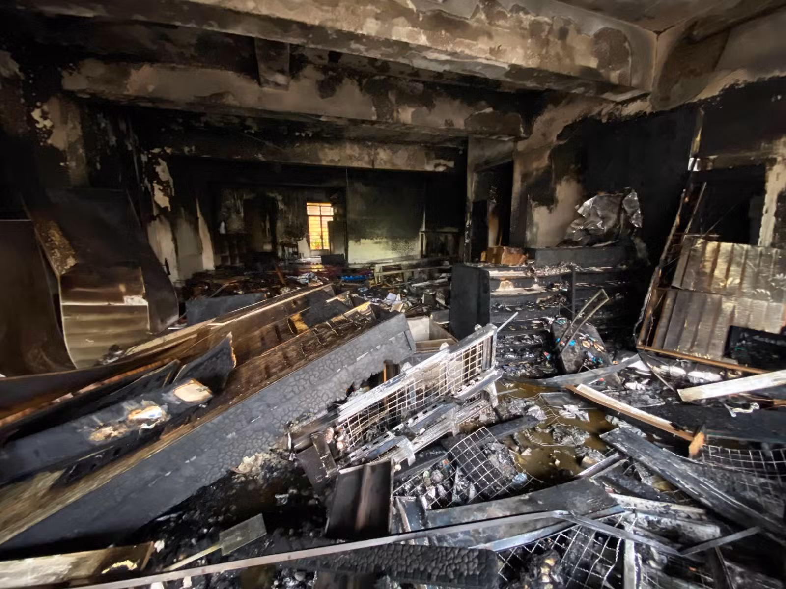 Incêndio destrói farmácia e academia de karatê no Sul do RS