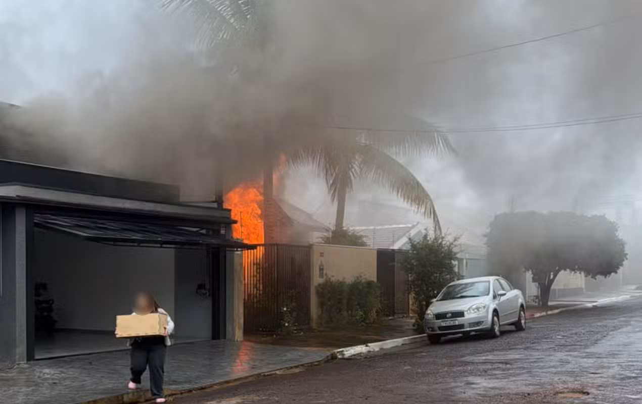 Incêndio atinge casa e mobiliza bombeiros em Ourinhos