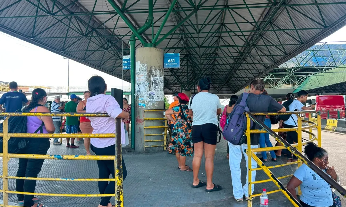 Paralisação de ônibus em Manaus deixa terminais lotados e passageiros reclamam da falta de serviço em diversas zonas da capital