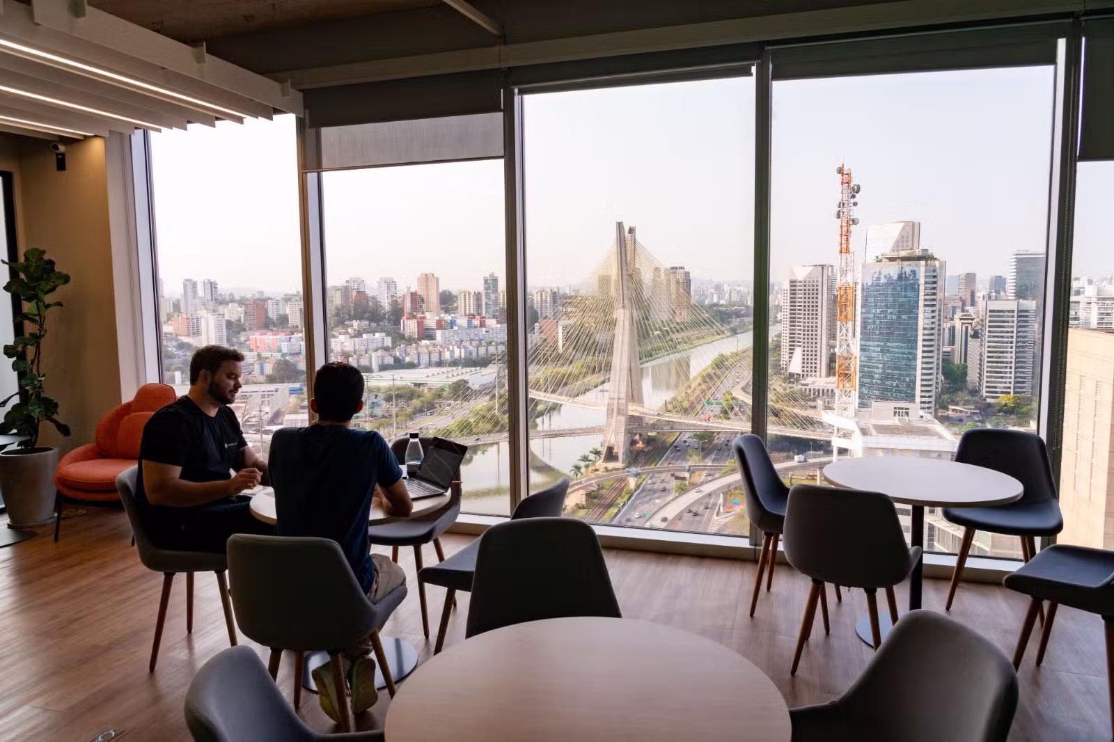 Itaú amplia presença no escritório e reforça recuo do home office; veja efeitos para os trabalhadores