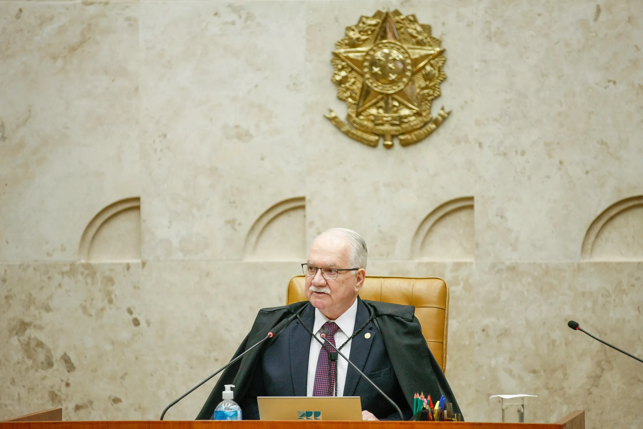 Fachin tira Moraes da relatoria do inquérito das Fake News e assume caso em meio à crise no STF