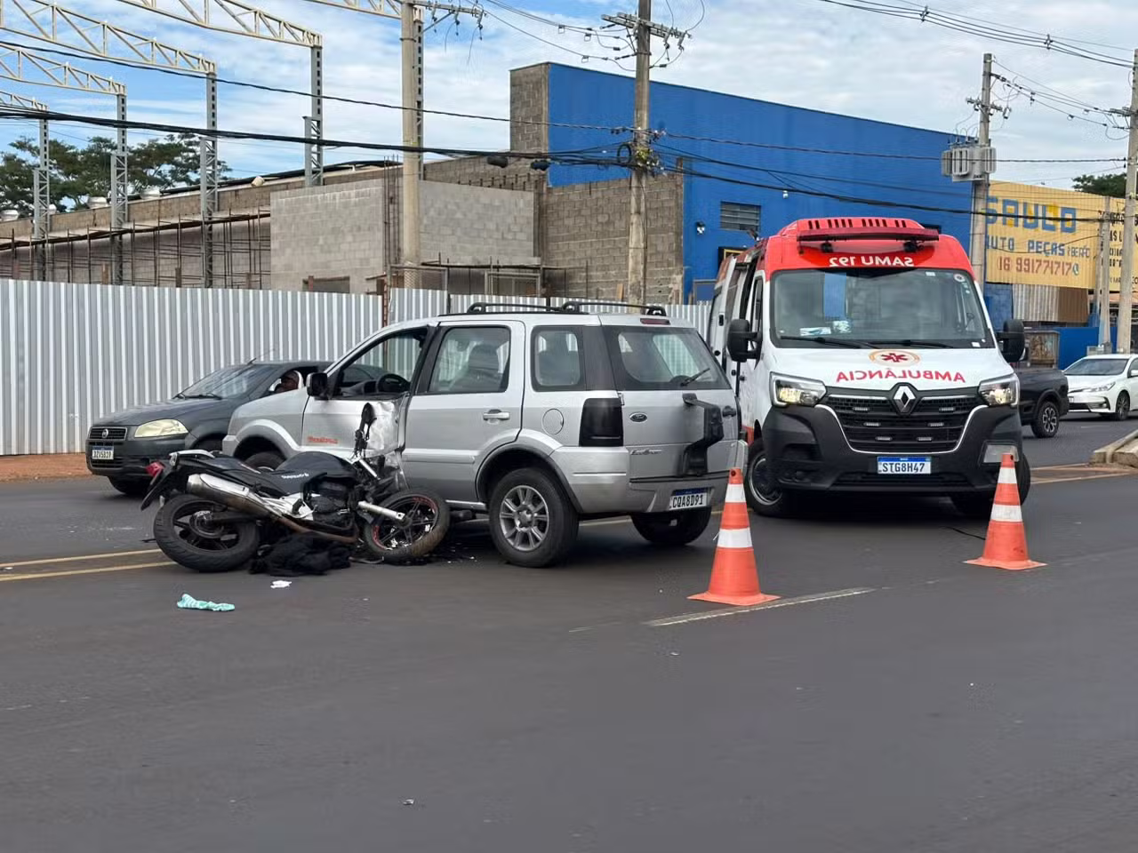 Motociclista fica em estado grave após ser atingido por carro em manobra irregular em Ribeirão Preto, SP; vídeo