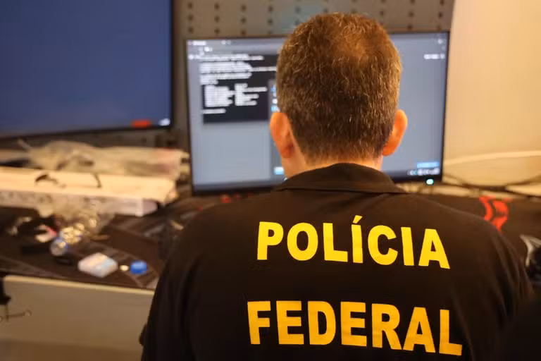 PF faz operação contra grupo suspeito de usar imagem do governo em anúncios falsos para aplicar golpes