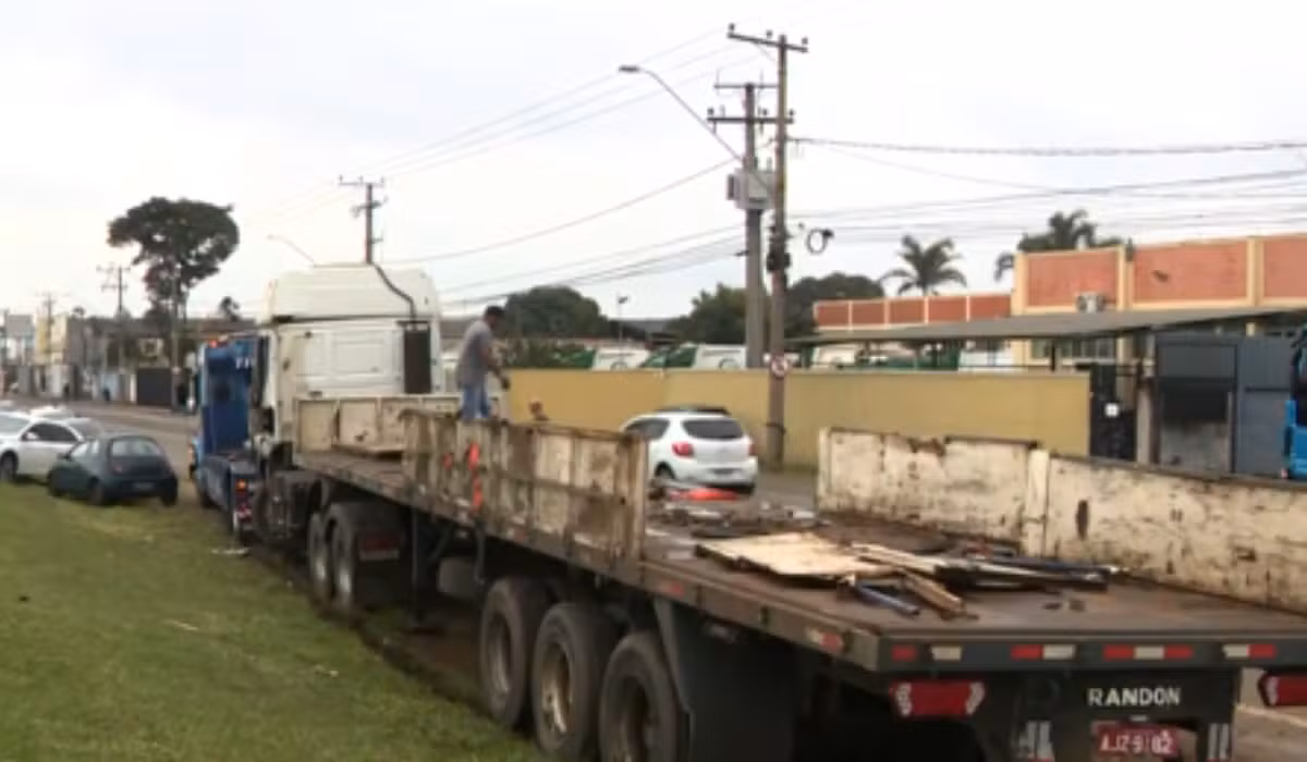 Caminhão tomba na marginal da Rodovia Santos Dumont após batida em Indaiatuba