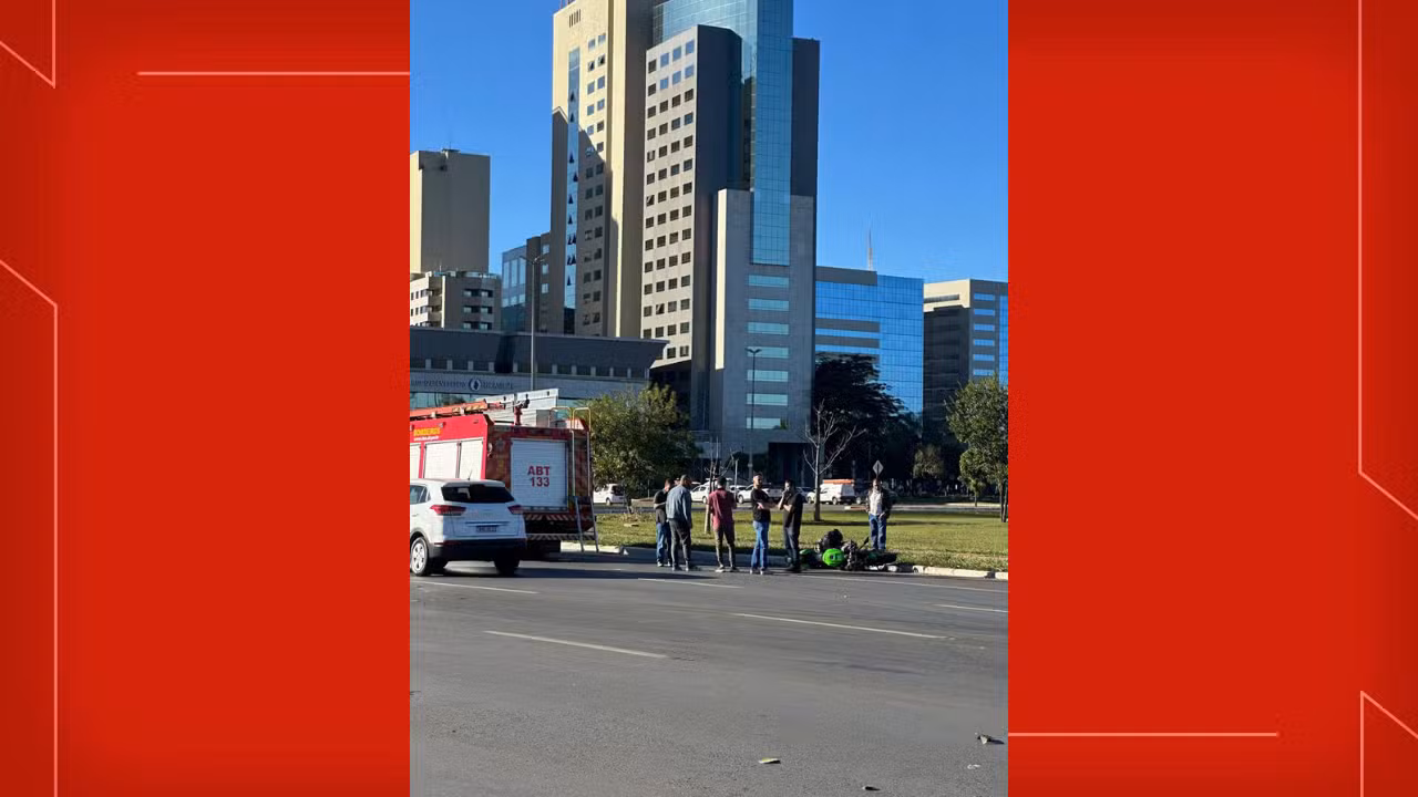 Acidente entre moto e carro interdita Eixo Monumental, na manhã deste domingo (5), em Brasília