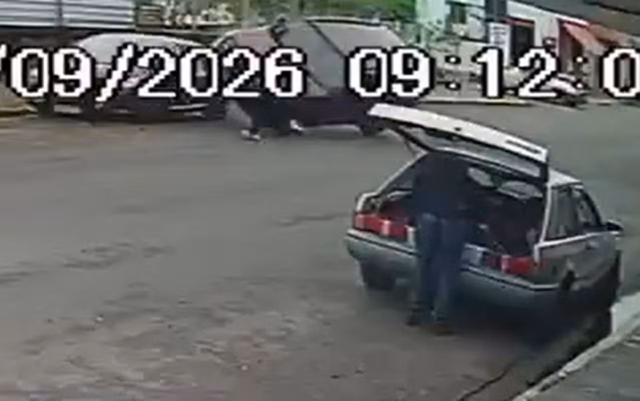 VÍDEO: homem se agarra a capô de carro em movimento e é arremessado após batida em Agudos