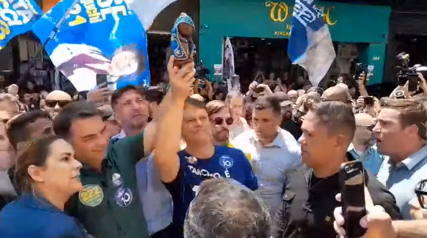 Após polêmica sobre Nossa Senhora Aparecida, Flávio e Tarcísio levantam imagem da padroeira em ato em SP
