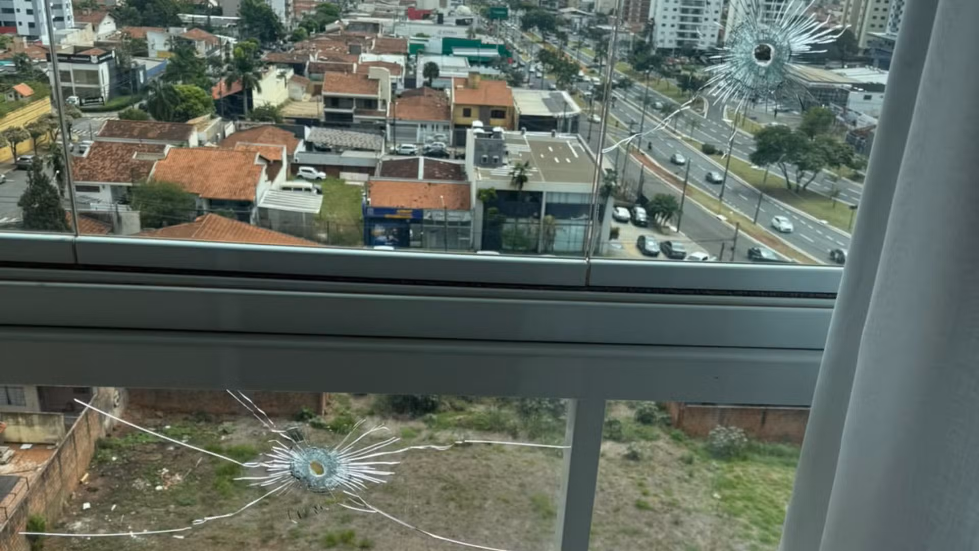 Médico armado escala prédio até o 6º andar, invade apartamento de ex e é socorrido baleado em Bauru