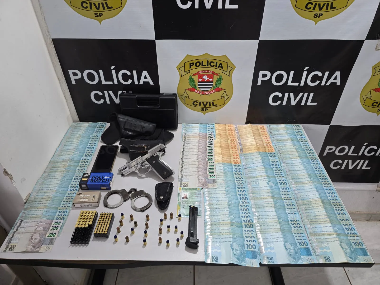 Falso policial civil é preso com R$ 21 mil em dinheiro, arma e munições no interior de SP