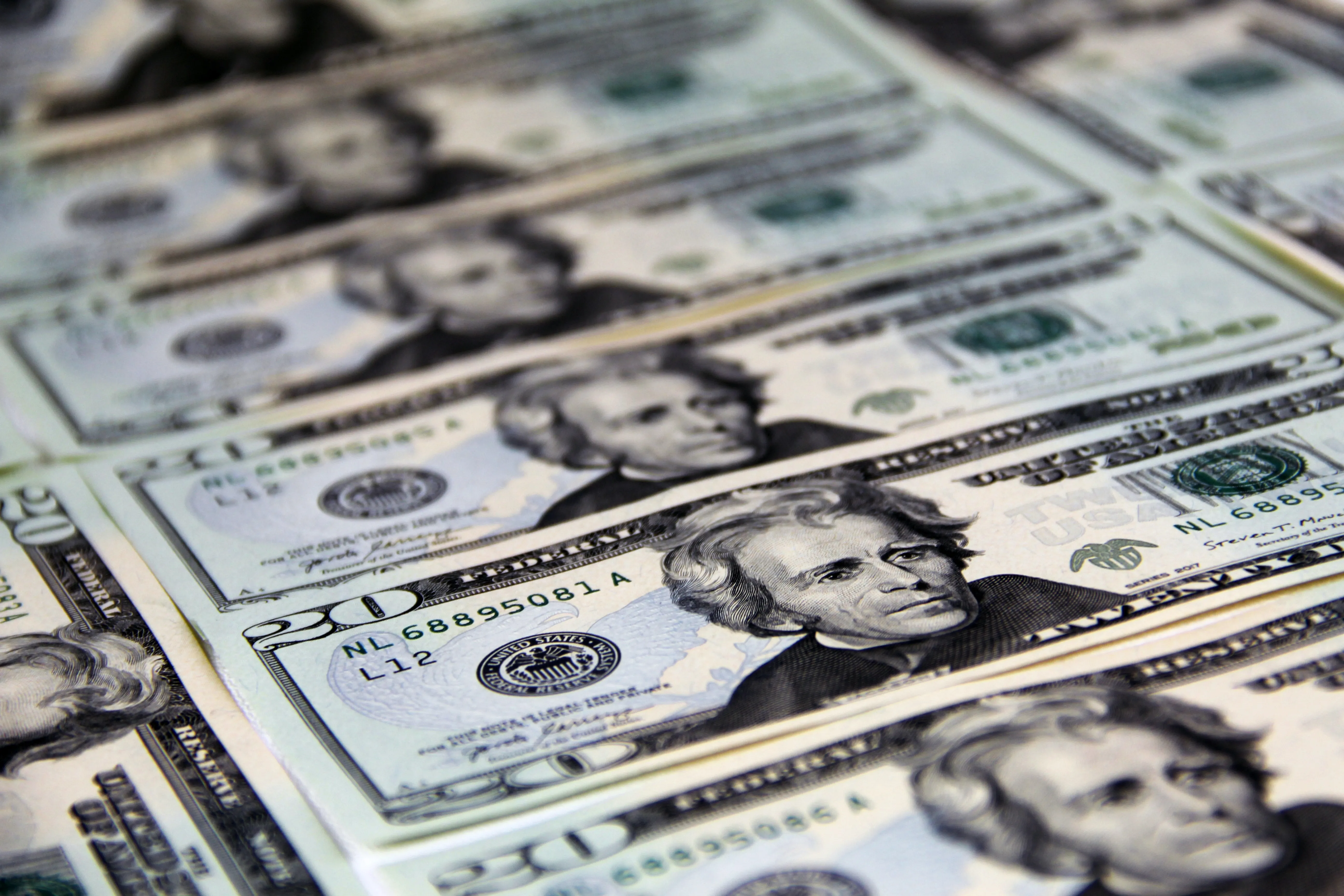 Dólar e Ibovespa fecham em alta, com expectativa por negociações entre EUA e Irã