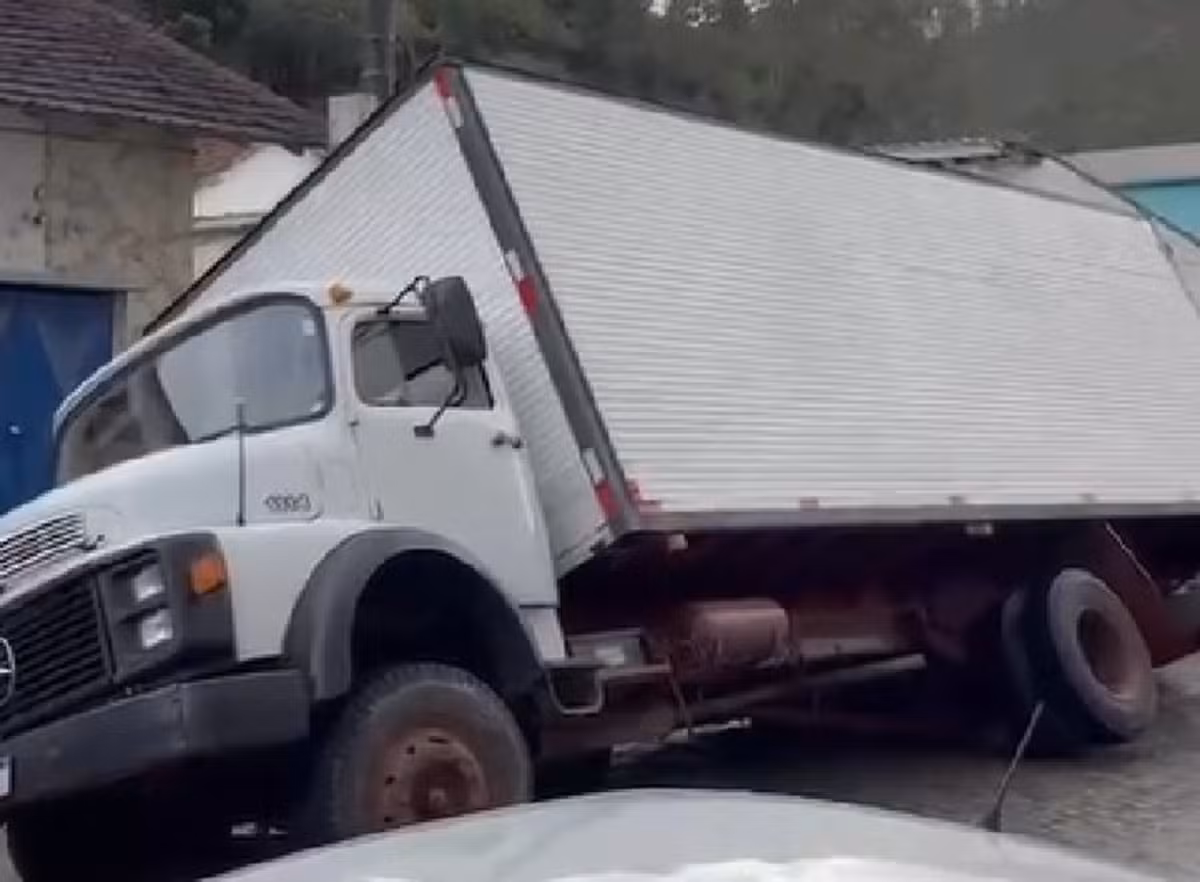 Caminhão 'afunda' após pista ceder em Nova Friburgo; VÍDEO