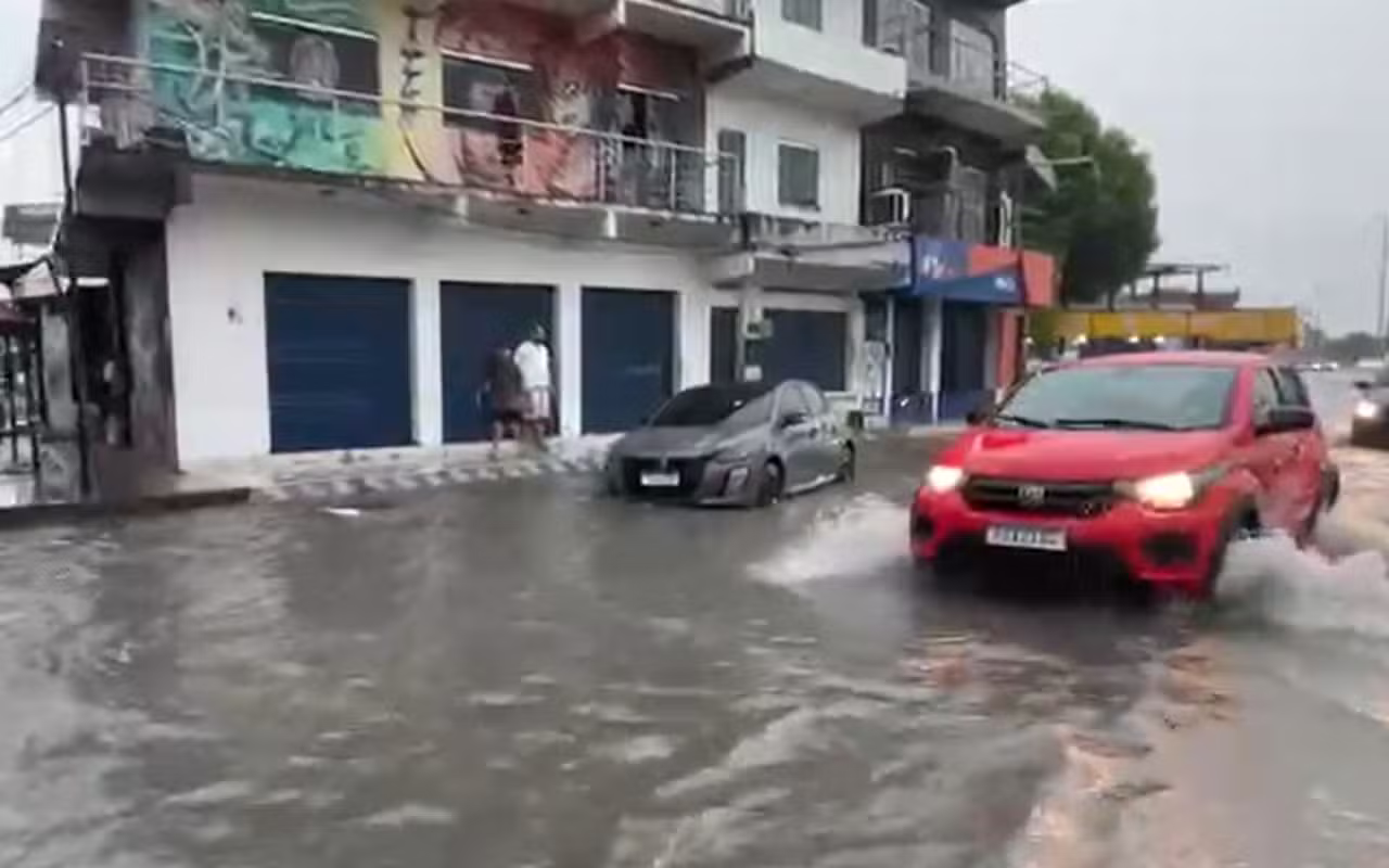 Chuva deixa ruas alagadas em Manaus; estado passa por transição para período mais chuvoso