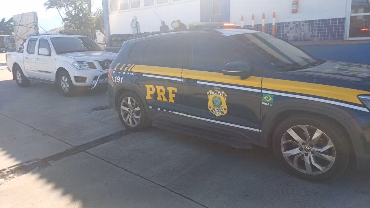 Máquina de bronzeamento sem nota fiscal é apreendida pela PRF na Via Dutra, em Barra Mansa