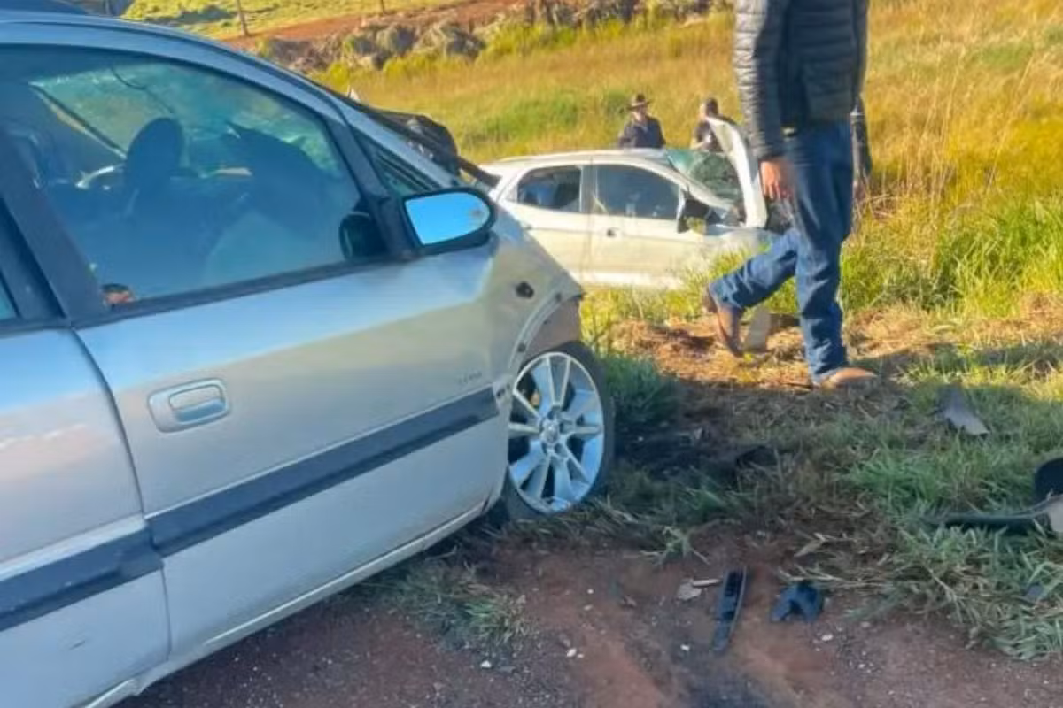 Três pessoas morrem e duas ficam feridas em colisão frontal na BR