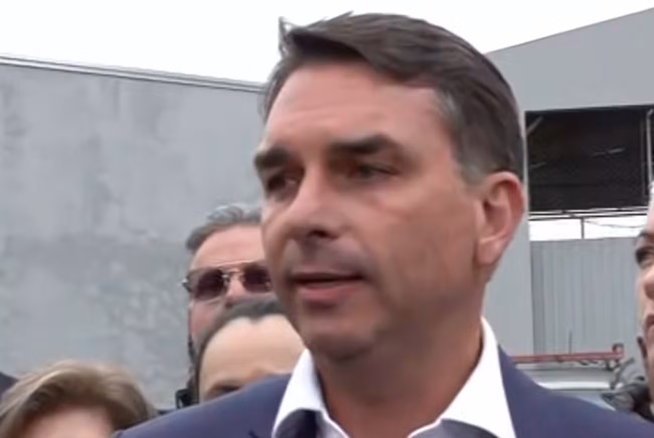 Flávio Bolsonaro visita ex-assessor do pai preso no Paraná e chama Moraes de 'laranja podre' no STF