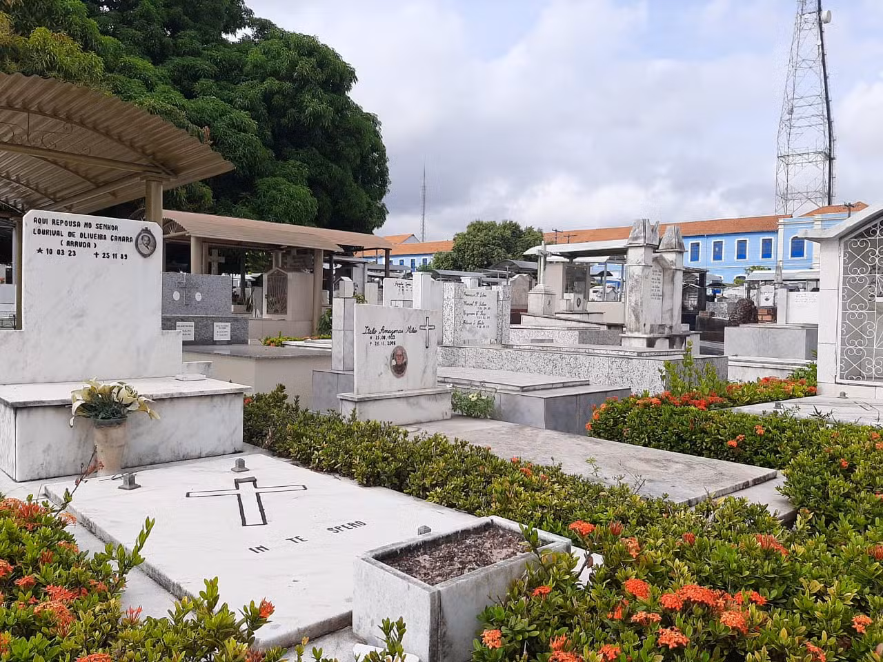Cemitérios de Santarém recebem últimos preparativos para o Dia de Finados