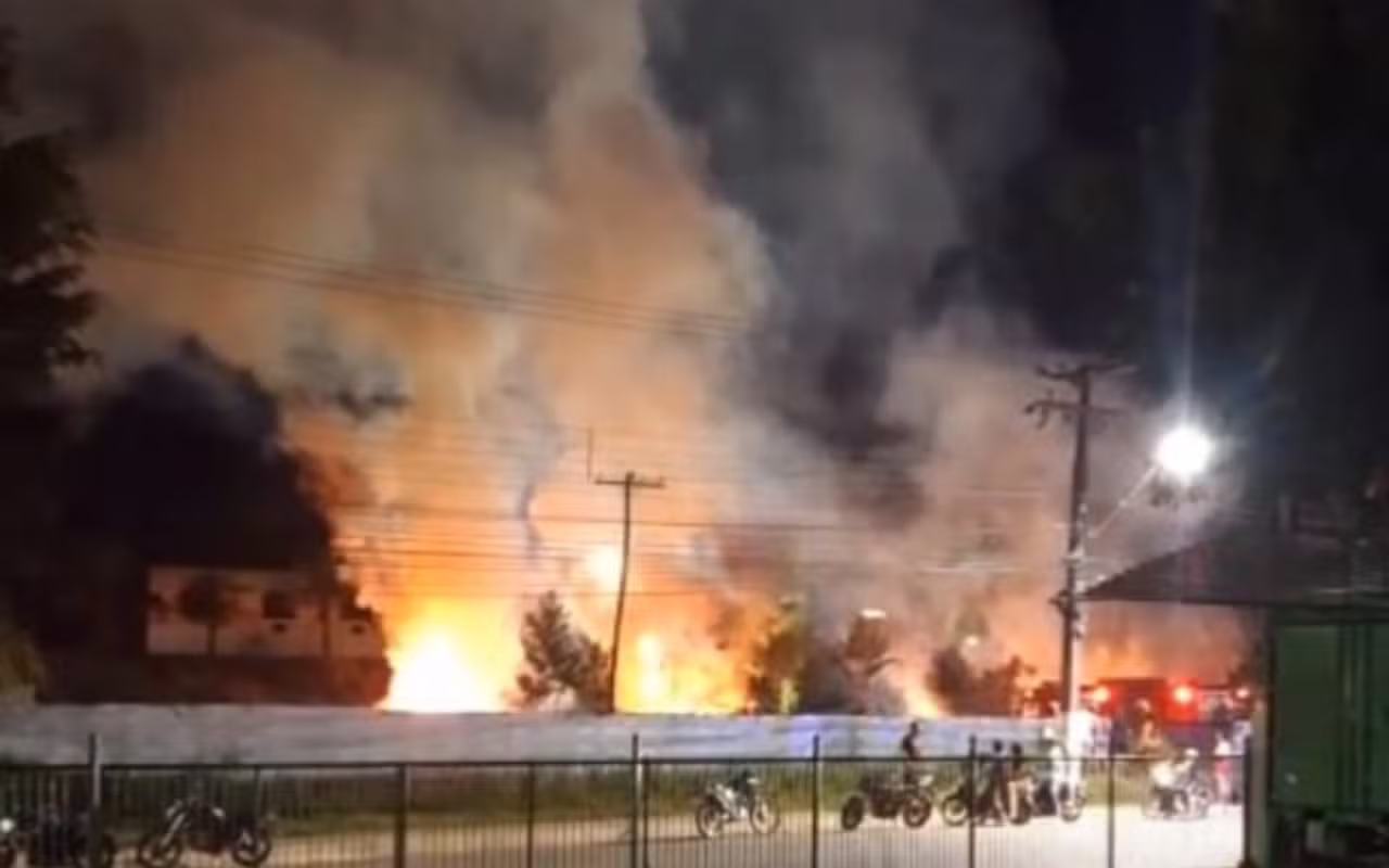Incêndio em vegetação perto de imóvel abandonado é contido em Tefé no interior do AM