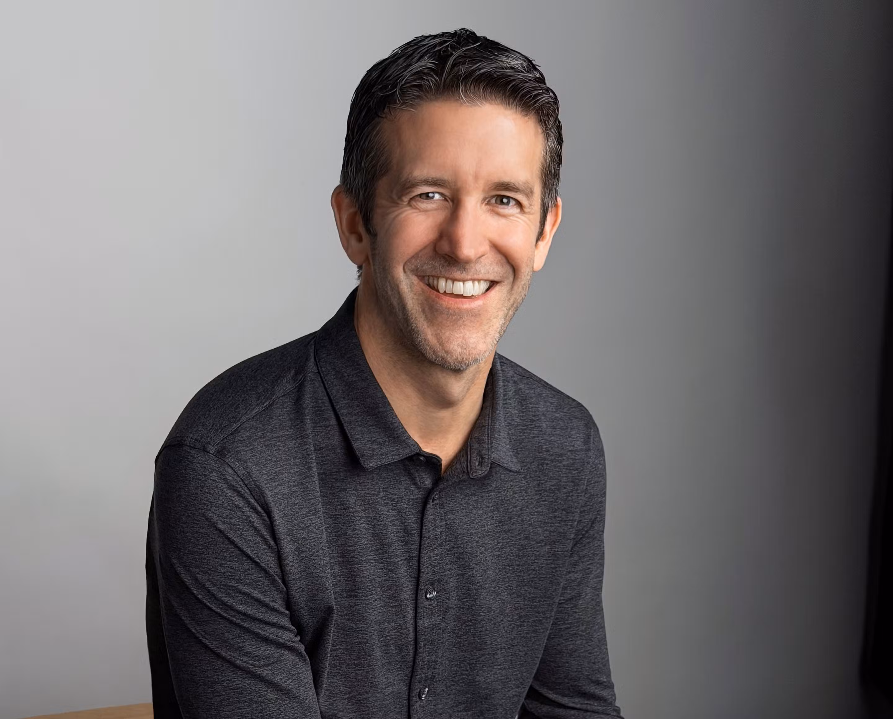 John Ternus assume oficialmente como CEO da Apple; conheça o executivo