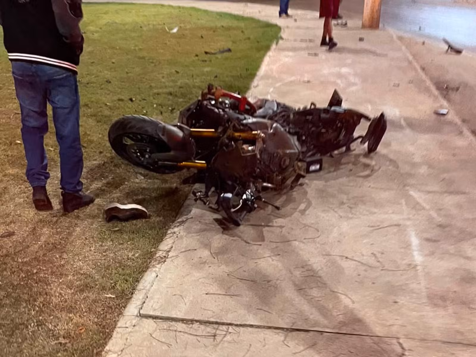 Motociclista fica em estado gravíssimo após bater em poste em Pirapora