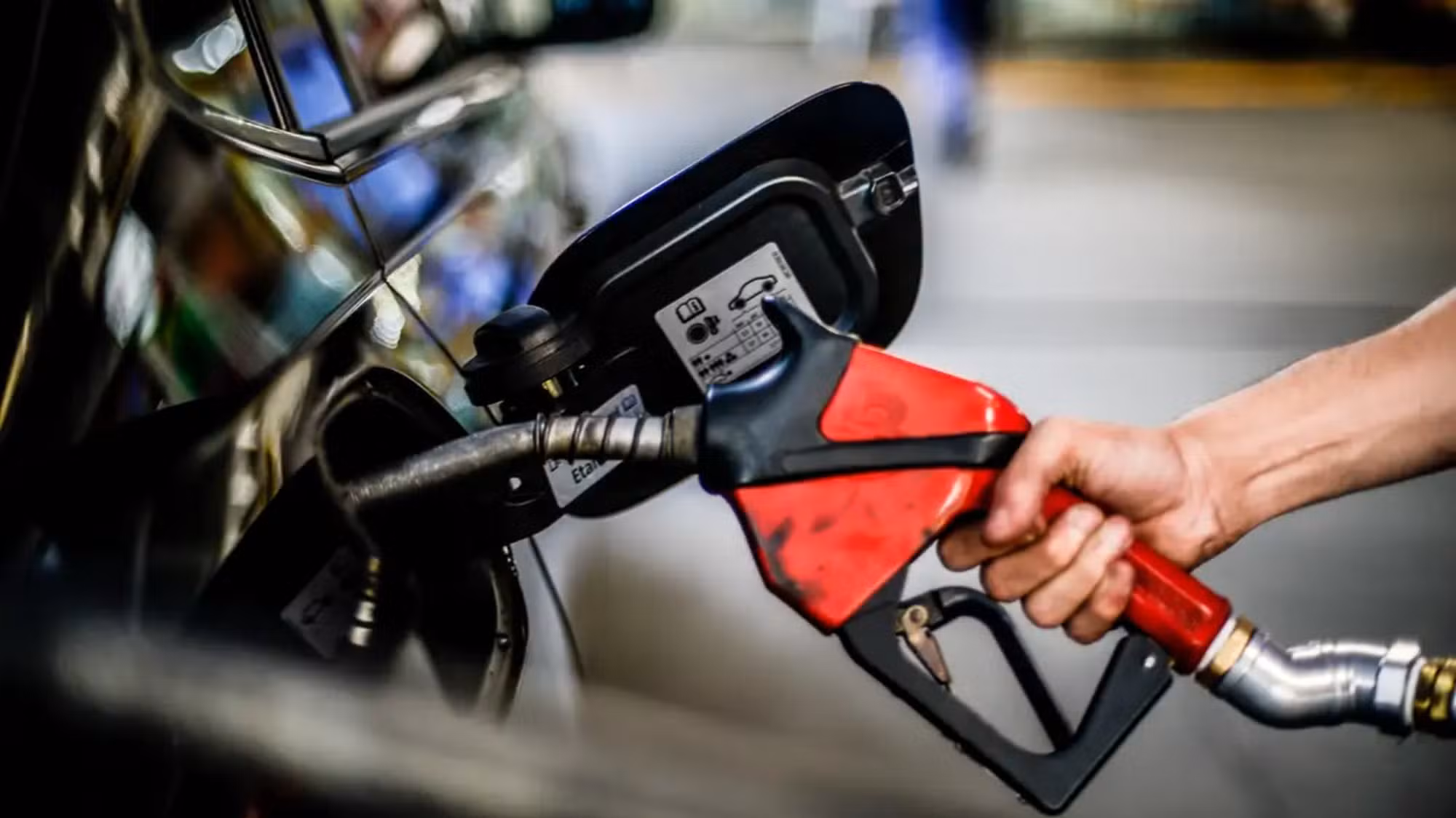 Governo adia decisão sobre retirada do subsídio à gasolina após novos ataques ao Irã