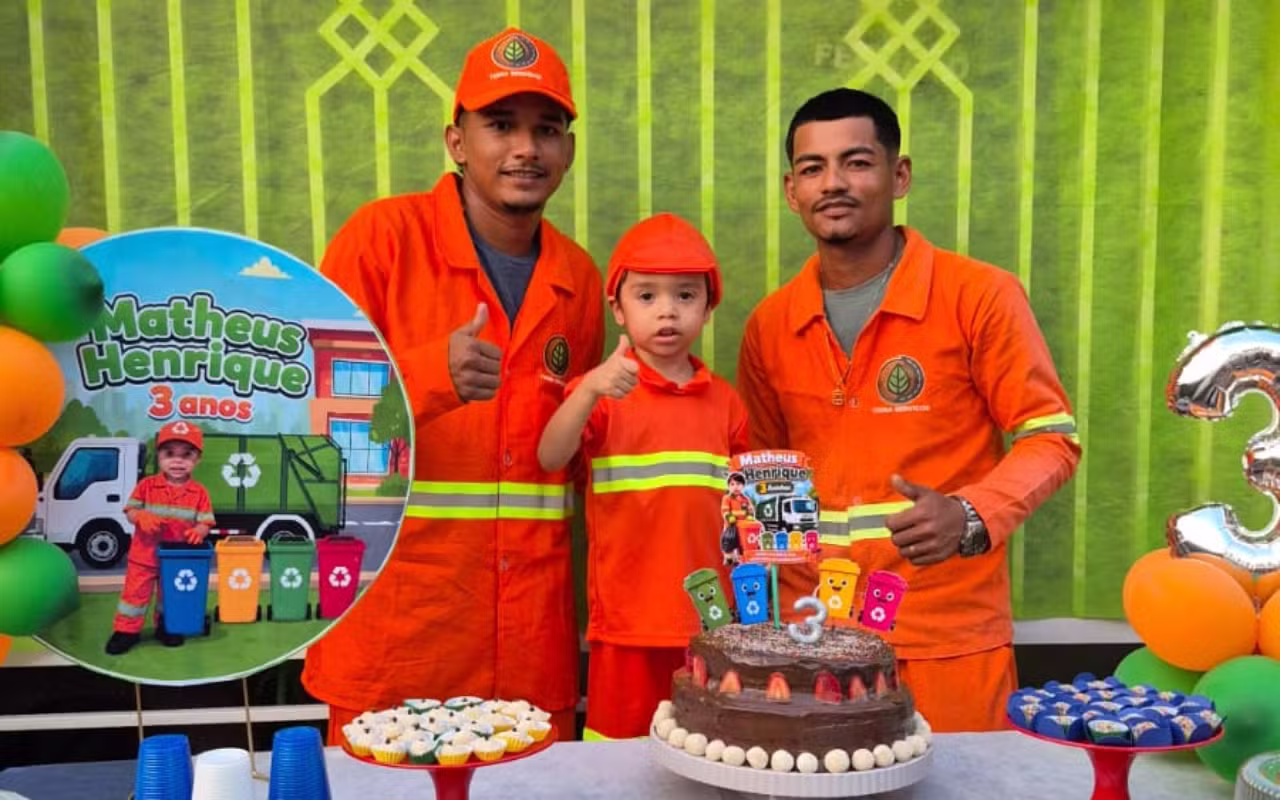 Fã de caminhão de lixo, menino faz aniversário de 3 anos com tema de garis no interior do Amazonas; VÍDEO