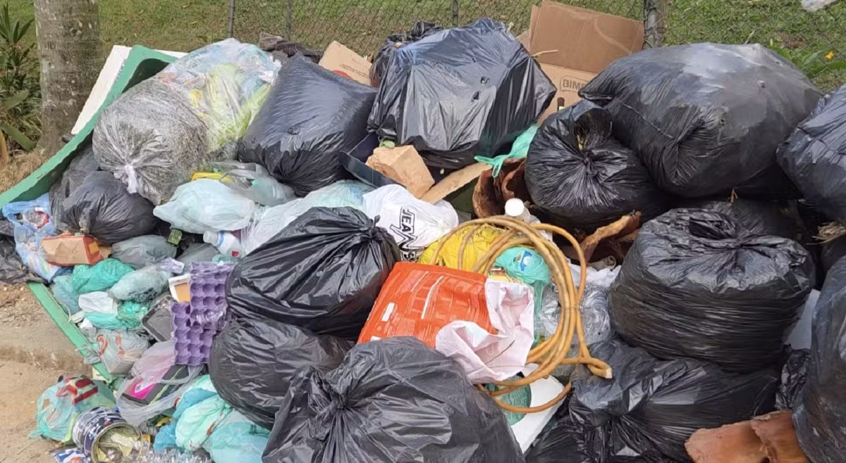 Moradores denunciam falta de coleta de lixo em Petrópolis