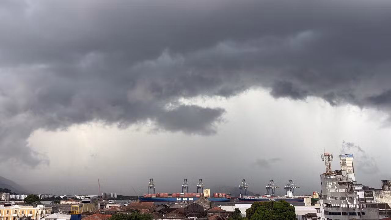 Litoral de SP e Vale do Ribeira têm alerta de chuva forte e ventos de até 100 km/h